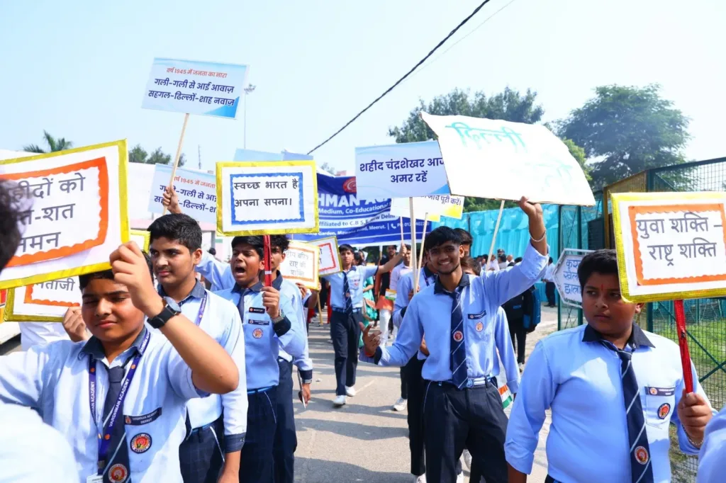 प्रमुख मार्गों से गुजरते हुए स्वतंत्रता संग्राम के बलिदानियों के प्रति सम्मान का संदेश दिया। वहीं, लेफ्टिनेंट आर. माधवन पिल्लई के संबोधन और डॉ. अतुल कृष्ण की मांग ने आयोजन के ऐतिहासिक विमर्श को भी प्रमुखता दी।