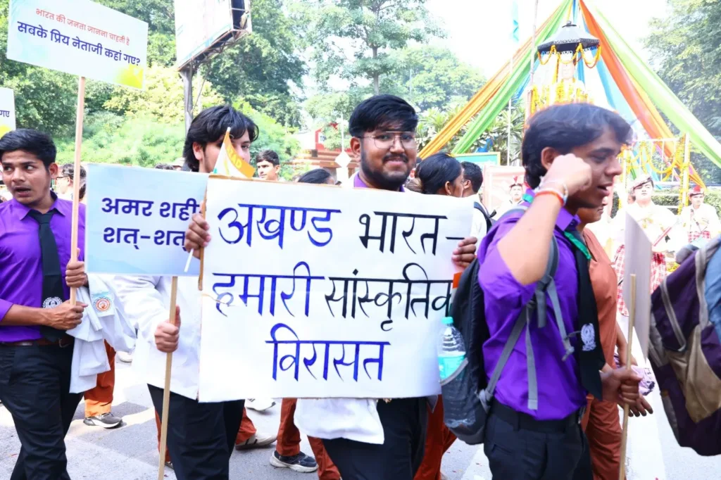 प्रमुख मार्गों से गुजरते हुए स्वतंत्रता संग्राम के बलिदानियों के प्रति सम्मान का संदेश दिया। वहीं, लेफ्टिनेंट आर. माधवन पिल्लई के संबोधन और डॉ. अतुल कृष्ण की मांग ने आयोजन के ऐतिहासिक विमर्श को भी प्रमुखता दी।