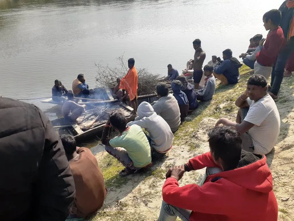 Village Barasin Sultanpur: पकड़े जाने के डर से लगा दी नदी में छलांग 1 photo 2022 01 28 21 46 17