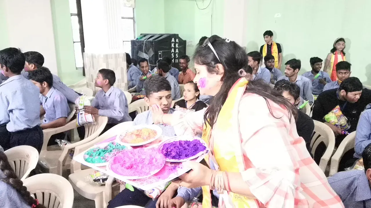 अग्रवाल क्लब परिवार ने दिव्यांगों के साथ मनाया होली महोत्सव 5 17 uphmathura 07a