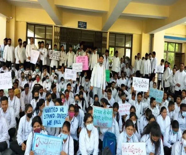 मेरठ में कृषि विवि में मांग को लेकर वेटनरी कालेज के छात्र-छात्राओं की अनिश्चितकालीन हड़ताल शुरू 10 Mrt 8