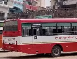 रोडवेज की चलती बस से परिचालकों ने दरोगा के बेटे को नीचे फेक दिया। 5 रोडवेज की चलती बस से परिचालकों ने दरोगा के बेटे को नीचे फेक दिया।