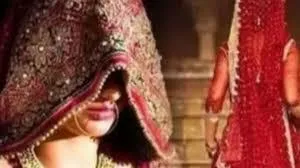 8 लाख के आभूषण और नकदी लेकर फरार हो गई। 3 download 74