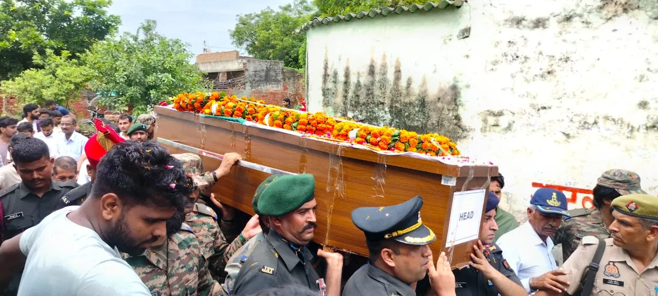 Millions of people salute the martyrdom of 'Lal'