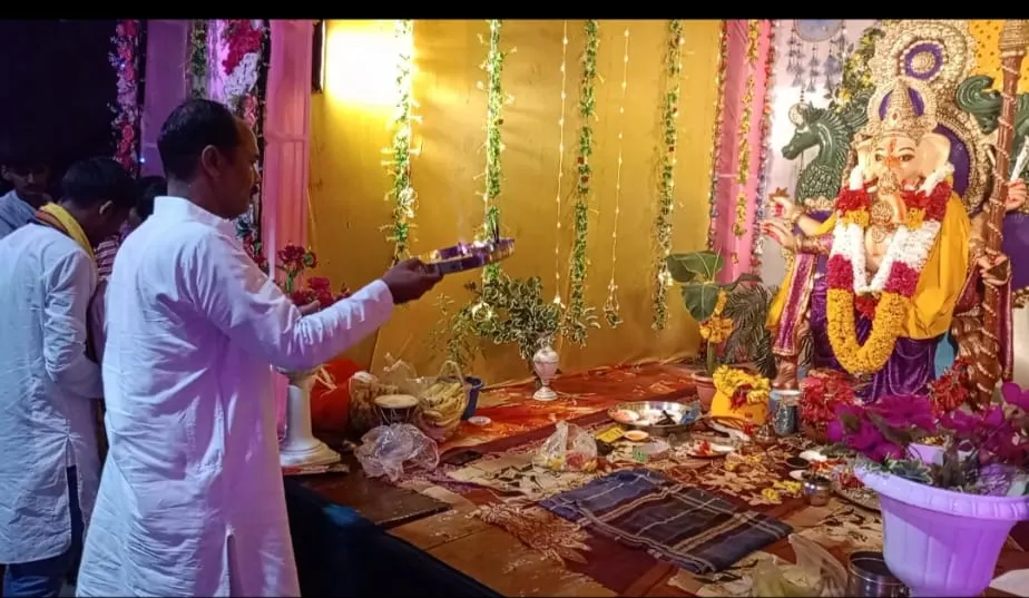 Fourth day of Ganesh Puja in Samodhpur huge crowd gathered for Maha Aarti 3