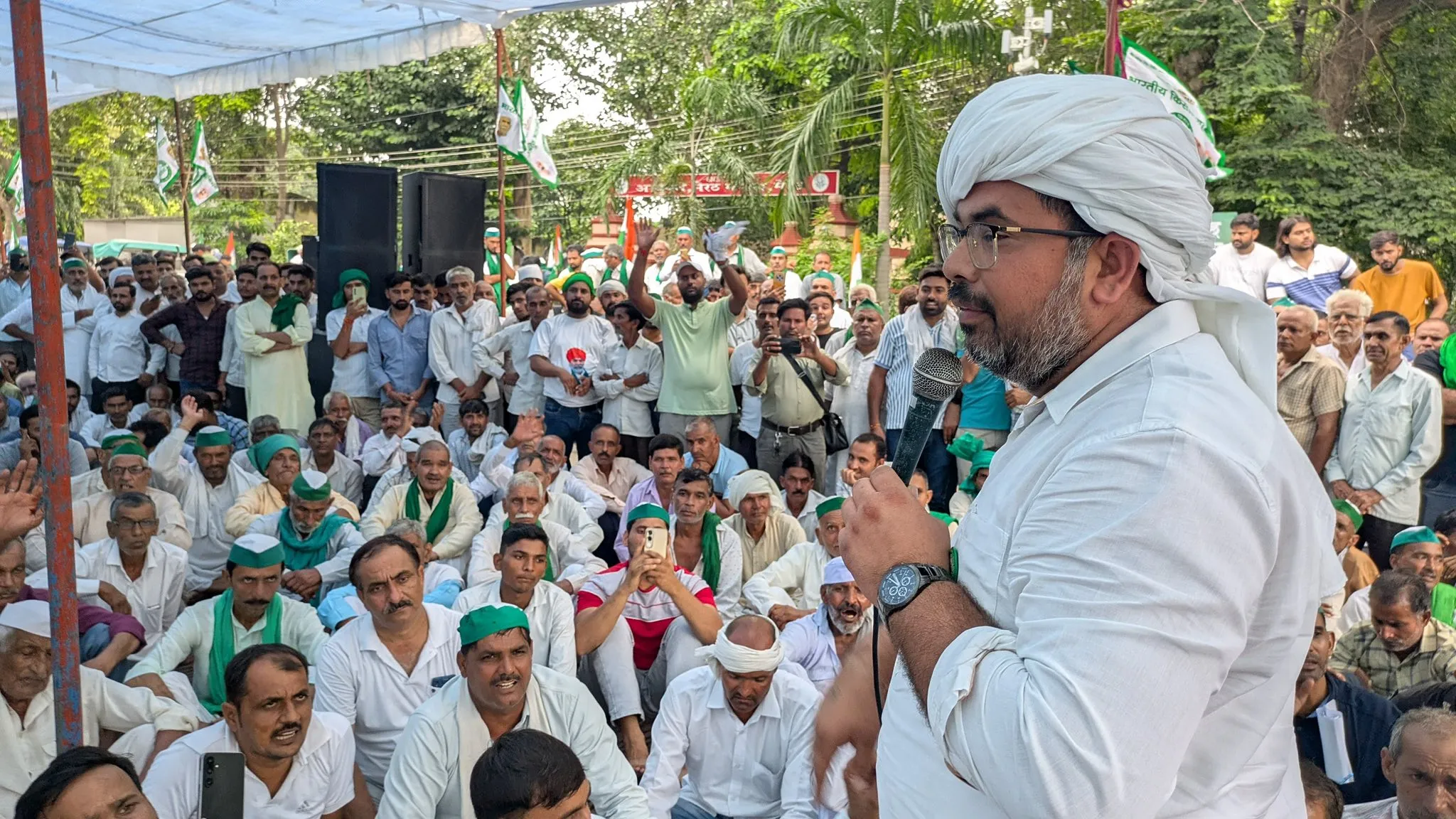 Farmers' tricolor tractor march on the commissionerate, warning of indefinite strike