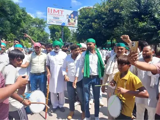 किसानों का कमिश्नरी पर हल्ला बोल, बारिश में भी नहीं टूटा हौसला