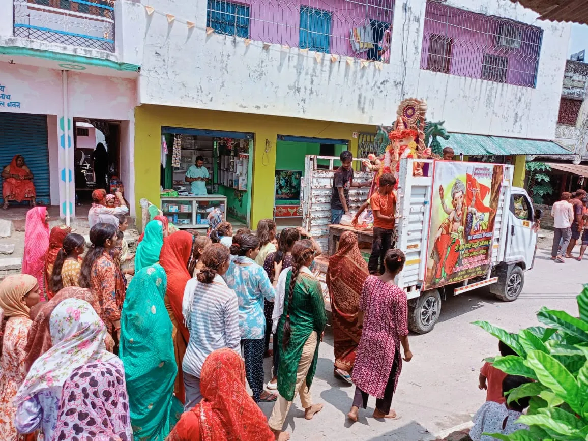 Suithakala News: छठवें दिन विसर्जन पर श्रद्धालुओं की आंखें नम, गूंजे जयकारे 3 IMG 20250901 WA0001