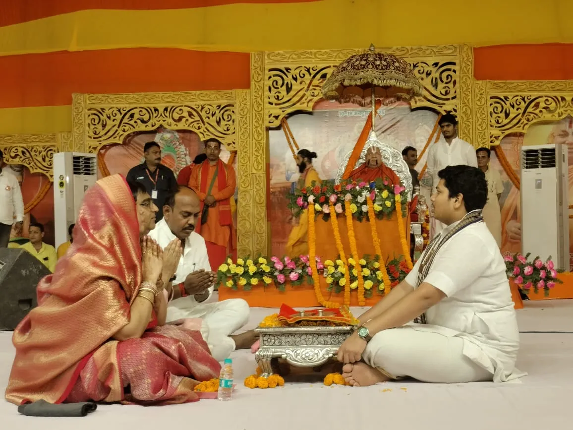 बिजेथुआ महोत्सव की भव्य शुरुआत: स्वामी रामभद्राचार्य ने दी करवा चौथ पर महिलाओं को आशीर्वाद