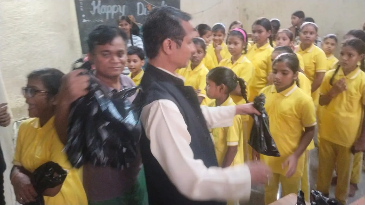 Atishbaj Samaj Foundation ने छात्राओं को दी ग्रीन पटाखों की सौगात