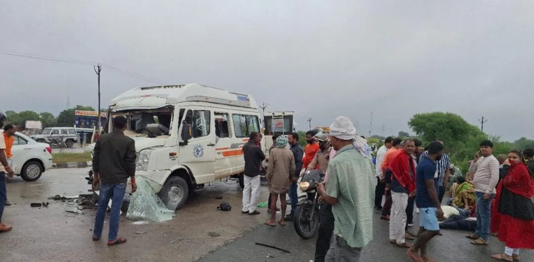 Jaunpur: A truck collided with a vehicle full of pilgrims, injuring ten devotees.