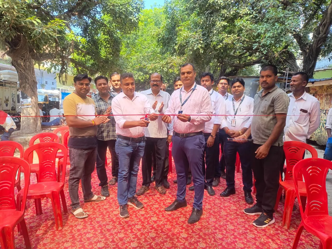 लोन मेले के उद्घाटन अवसर पर फीता काटते हुए नगर पालिका अध्यक्ष प्रतिनिधि वीरेंद्र सिंह ‘बंटी’। साथ में शाखा प्रबंधक प्रदीप तिवारी, रिलेशनशिप मैनेजर अन्नत शर्मा, निशान सिंह एवं अन्य मौजूद।