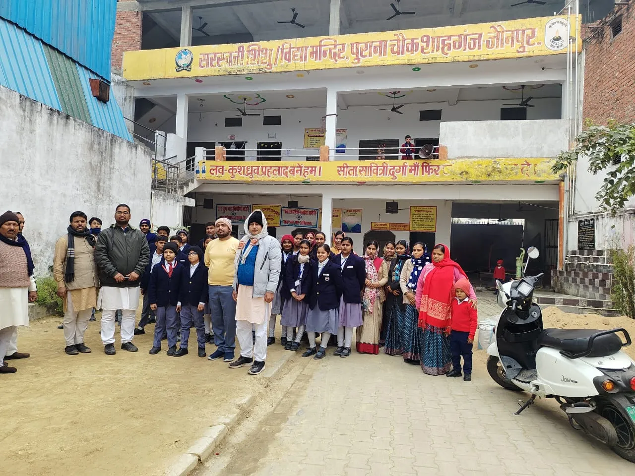 सरस्वती शिशु मंदिर में 350 भैया-बहिनों को शीतकालीन अंगवस्त्र, पूर्व छात्र आशीष सोनी ने किया सेवा कार्य