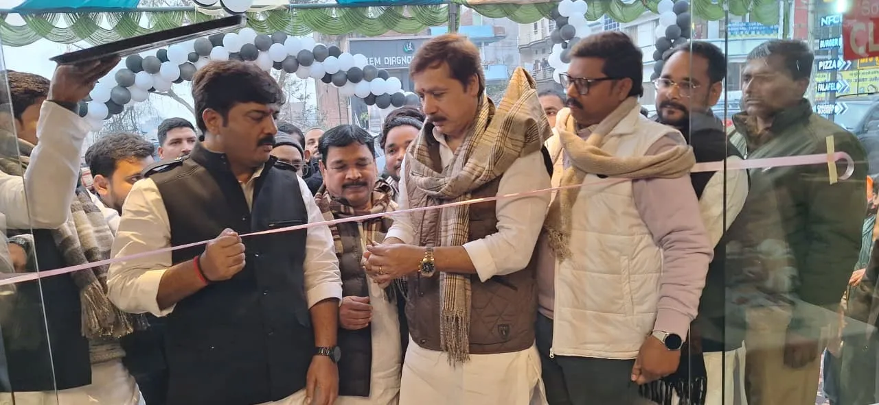 नजीराबाद फूड कोर्ट का उद्घाटन करते पूर्व सांसद धनंजय सिंह व एमएलसी बृजेश सिंह (प्रिंशु) तथा उपस्थित अतिथि।