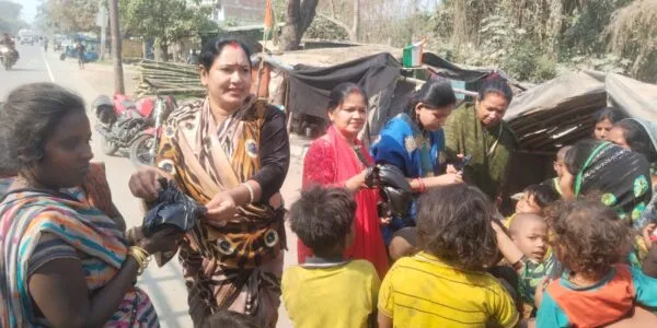 होली पर जरूरतमंदों के बीच बंटी खुशियां, प्राकृतिक रंग व मिठाइयों का वितरण 6 होली पर बसफोड़वा समाज के जरूरतमंदों को प्राकृतिक रंग, पिचकारी व मिठाइयां वितरित करतीं वैदेही शक्ति सखी समिति की अध्यक्ष नीतू मिश्रा व अन्य पदाधिकारी