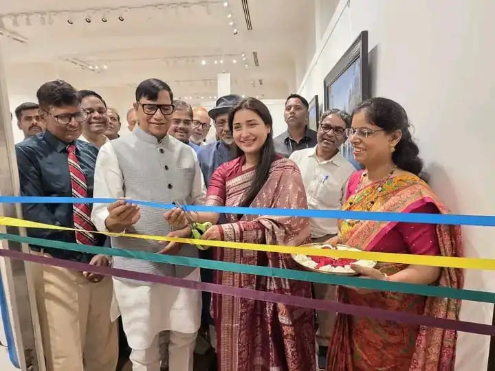 भारतीय संस्कृति और मिट्टी की खुशबू को जीवंत रूप में प्रस्तुत करती है डॉ. रत्नाकर की कला : कृपाशंकर सिंह